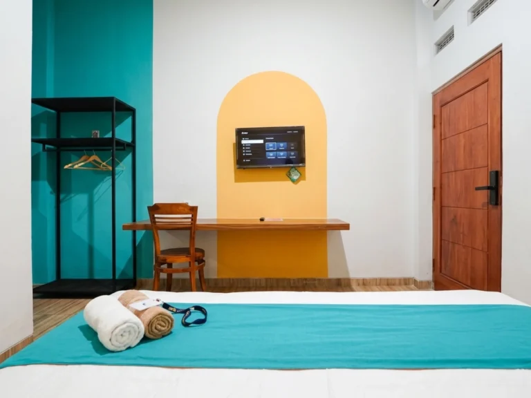 Kamar Hotel Salmas Mojokerto dengan fasilitas TV