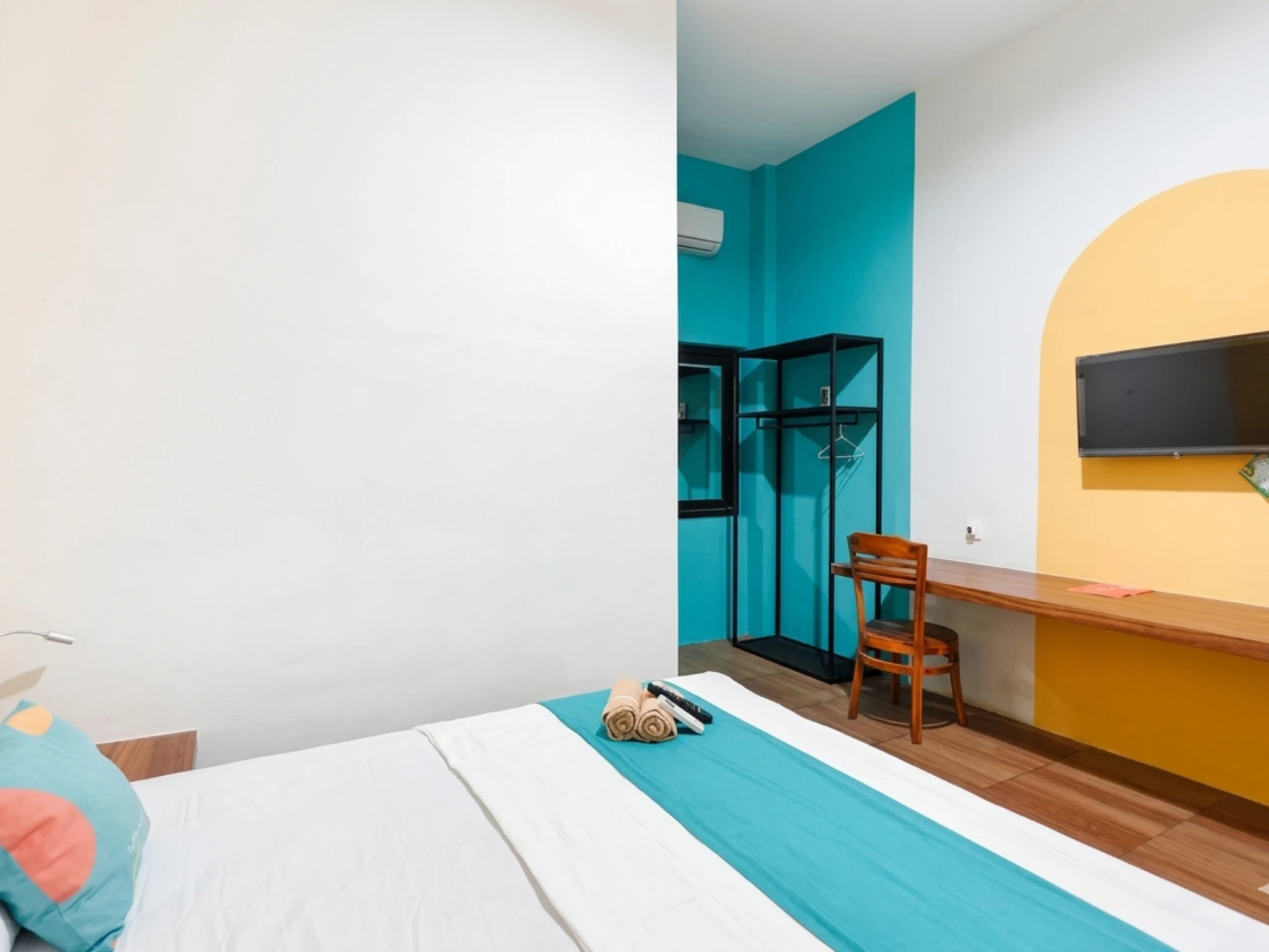 Kamar Hotel Salmas Mojokerto dengan desain modern dan nyaman