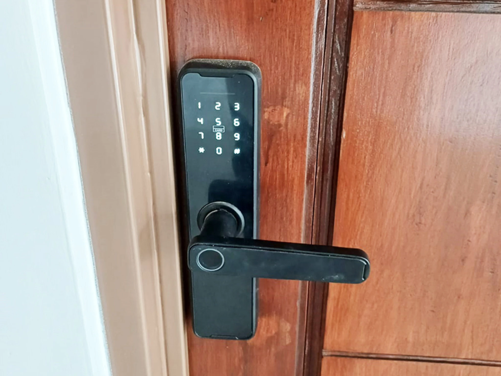Smartdoor Hotel Salmas Mojokerto dengan password dan fingerprint