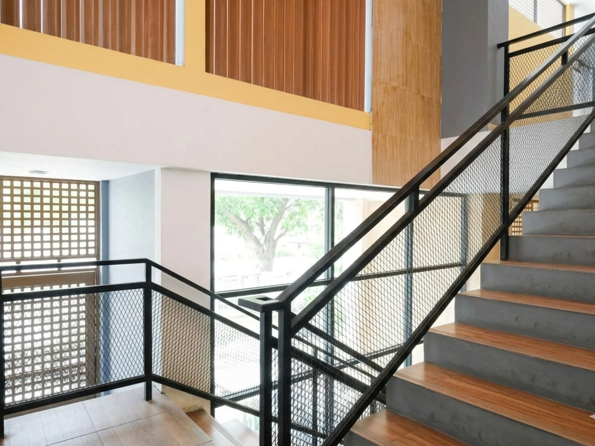 Tangga Hotel Salmas Mojokerto dengan desain modern