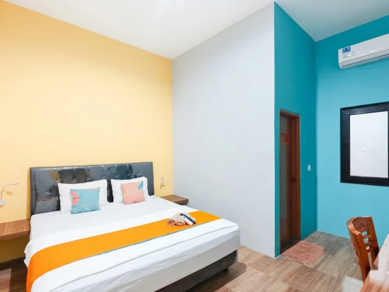 Kamar Hotel Salmas Mojokerto dengan kasur tipe queen