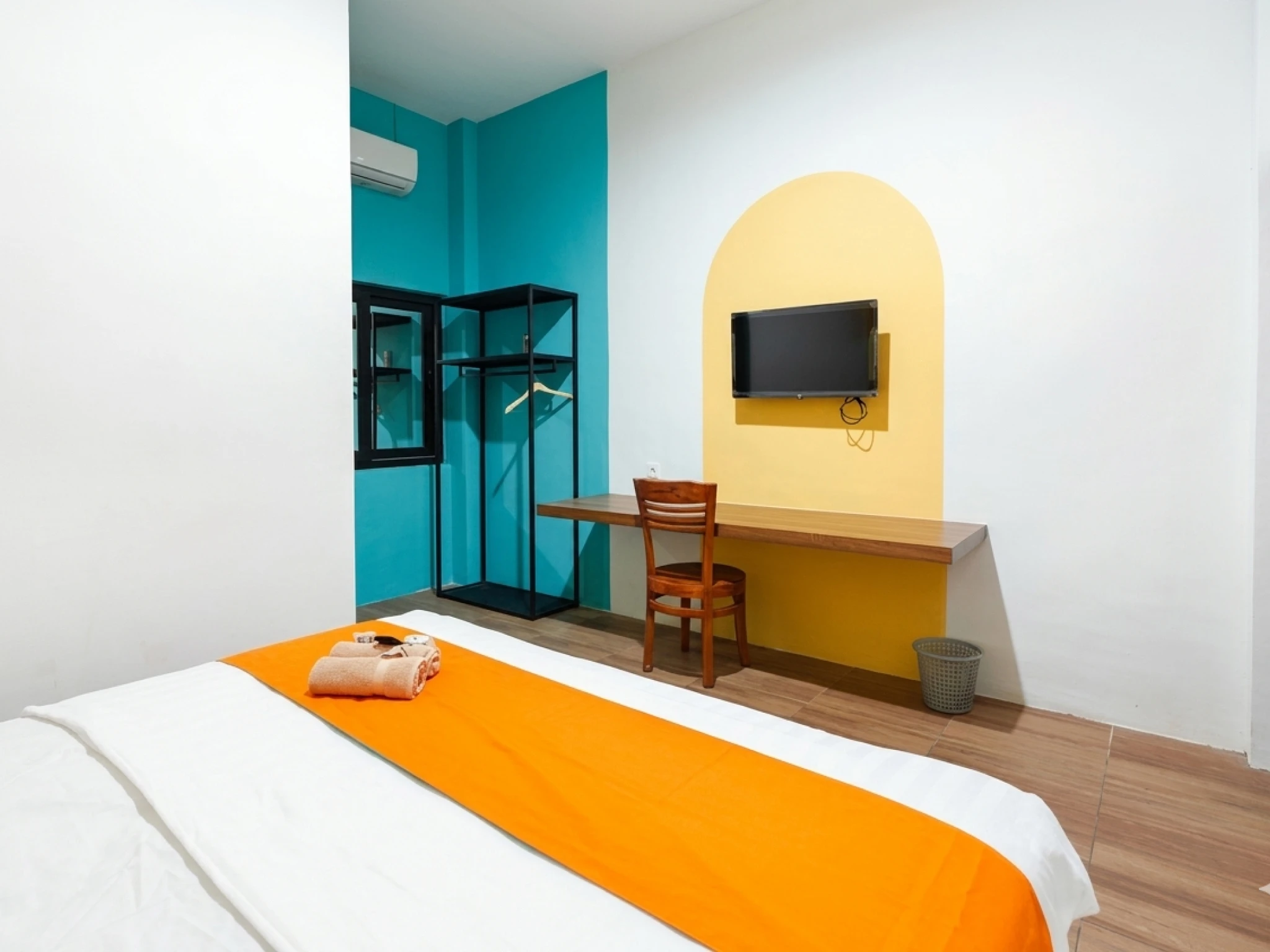 Kamar Hotel Salmas Mojokerto dengan fasilitas TV